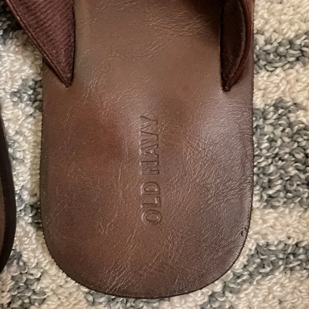OLD NAVY BOYS FLIP FLOPS.